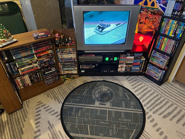 Migzy nói thêm “Sau một hồi tìm hiểu, tôi phát hiện ra rằng 'Cocoon' sẽ không có mặt trên bất kỳ nền tảng phát trực tuyến nào do vấn đề bản quyền âm nhạc hay gì đó. Ý nghĩ đó khiến tôi lo lắng và bắt đầu tìm lại những cuốn băng VHS yêu thích thời thơ ấu của mình. Từ đó đến nay tôi vẫn sưu tầm và trao đổi chúng".