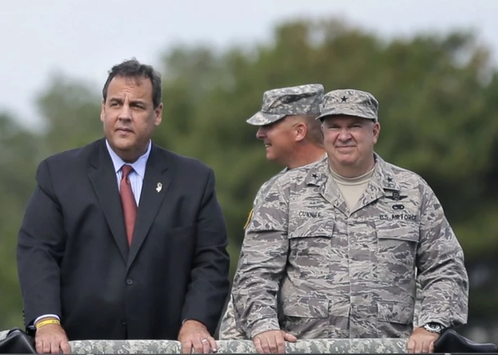 Thậm chí, một bức ảnh chụp năm 2014, giữa Thống đốc bang New Jersey Chris Christie (bên trái) cùng Chuẩn tướng Michael Cunniff - phụ tá của bang New Jersey, khi họ duyệt binh trong buổi lễ thường niên của Lực lượng Vệ binh Quốc gia New Jersey... cũng được "đào bới" lên để chế giễu.