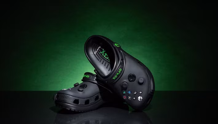 Xbox và Crocs vừa hợp tác ra mắt một bộ sưu tập độc quyền với thiết kế kết hợp giữa tay cầm chơi game và giày Crocs, tái hiện biểu tượng tay cầm Xbox với các nút bấm và cần điều khiển cố định.