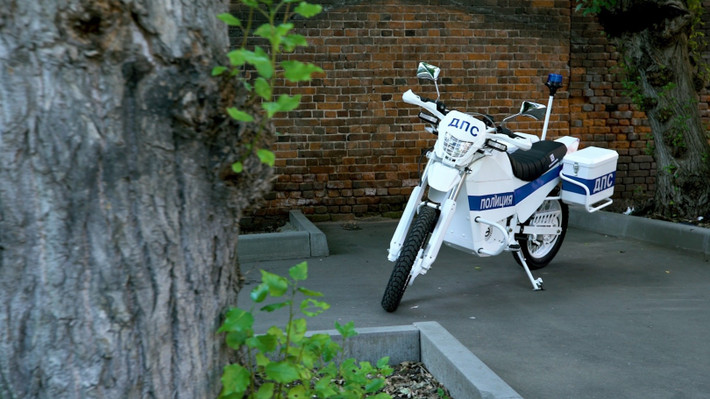 Khá bất ngờ, phiên bản mô tô điện vẫn được trang bị hộp số sàn 4 cấp và ly hợp. Theo Kalashnikov, cách bố trí này giúp người lái kiểm soát mô-men xoắn tốt hơn khi leo dốc hoặc vận hành off-road. Những chiếc xe phiên bản dành cho lực lượng thực thi pháp luật như cảnh sát giao thông nhờ đó có thể cơ động và kiểm soát tốc độ tốt hơn.