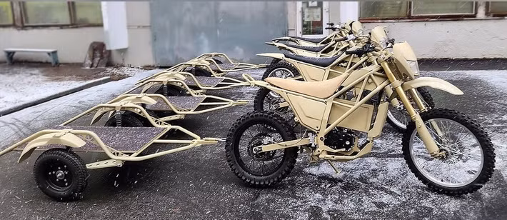 Xe có tốc độ tối đa 120km/h. Khi gắn thùng xe phụ (sidecar), IZH-Enduro có chiều dài cơ sở 1.385mm, chiều cao yên 720mm và trọng lượng khoảng 220kg. Thùng xe phụ đi kèm không phải khoang chở người truyền thống mà giống một bệ chở hàng phẳng, có thể tùy biến theo nhu cầu. Ngoài sidecar, xe còn có khả năng kéo thêm rơ moóc, mở rộng tính linh hoạt trong sử dụng.