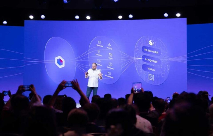 Qualcomm cũng giới thiệu công nghệ Sensing Hub hoàn toàn mới. Hệ thống này kết hợp dữ liệu từ microphone và các cảm biến để liên tục nhận diện ngữ cảnh và ý định của người dùng. Theo Qualcomm, tính năng này cho phép các trợ lý AI hoạt động chủ động, đưa ra các đề xuất cá nhân hóa theo thời gian thực.