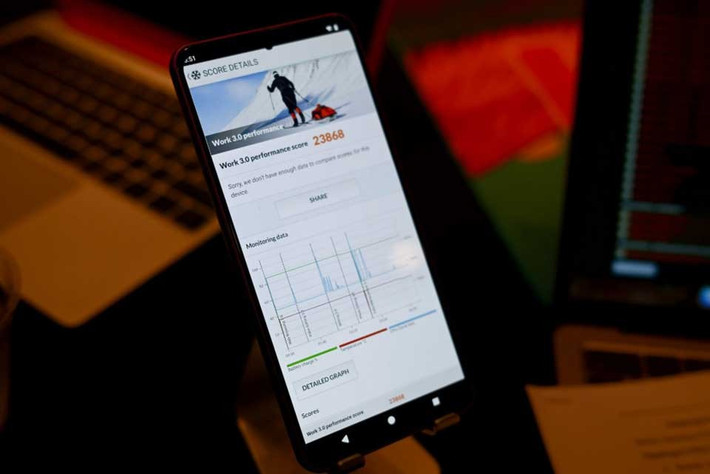 Điểm nhấn trên Snapdragon 8 Gen 5 nằm ở khả năng xử lý trí tuệ nhân tạo. Với bộ xử lý thần kinh NPU Hexagon mới, con chip này cho tốc độ xử lý tác vụ AI nhanh hơn 46% so với Snapdragon 8 Gen 3, đồng thời hỗ trợ độ chính xác INT2 giúp nén các mô hình ngôn ngữ lớn hiệu quả hơn ngay trên thiết bị.