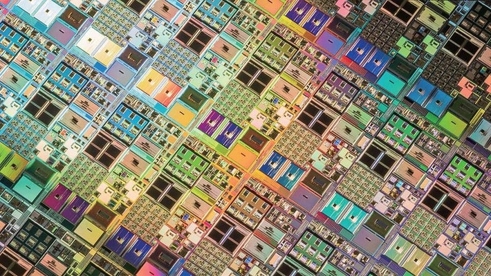 Về khả năng xử lý đồ họa, Snapdragon 8 Gen 5 sử dụng GPU Adreno với kiến trúc phân mảnh. Dù chỉ sở hữu 2 lớp (slice) so với 3 lớp trên bản Elite và thiếu đi bộ nhớ hiệu năng cao, GPU này vẫn mang lại hiệu suất đồ họa tốt hơn 11% và tiết kiệm điện hơn 28% so với thế hệ Gen 3. Các tính năng hỗ trợ game như dò tia Ray Tracing hay công nghệ nội suy hình ảnh vẫn được giữ lại.