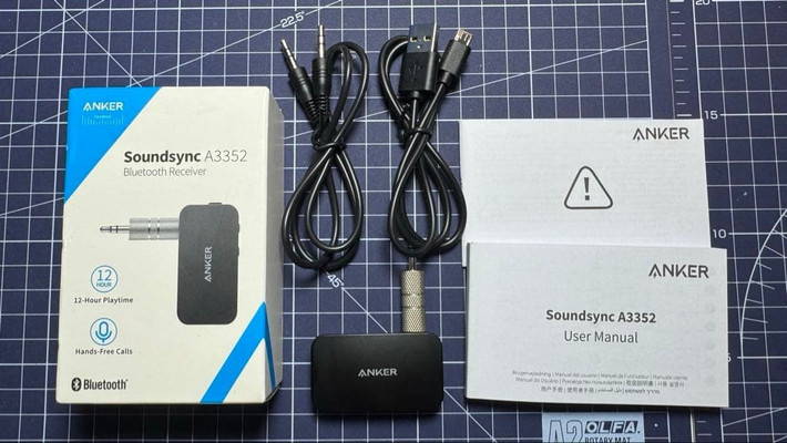 Anker SoundSync - Mặc dù âm thanh có dây rất tuyệt vời, nhưng đôi khi bạn không thể bỏ qua sự tiện lợi của Bluetooth. Trong một số trường hợp, bạn có những thiết bị âm thanh xịn xò nhưng không có kết nối không dây thì đây là giải pháp. Thiết bị chuyển đổi của Anker, với giắc cắm 3,5 mm, có thể kết nối với màn hình cũ và truyền tải sức mạnh của âm thanh không dây được bán với giá 400 nghìn.