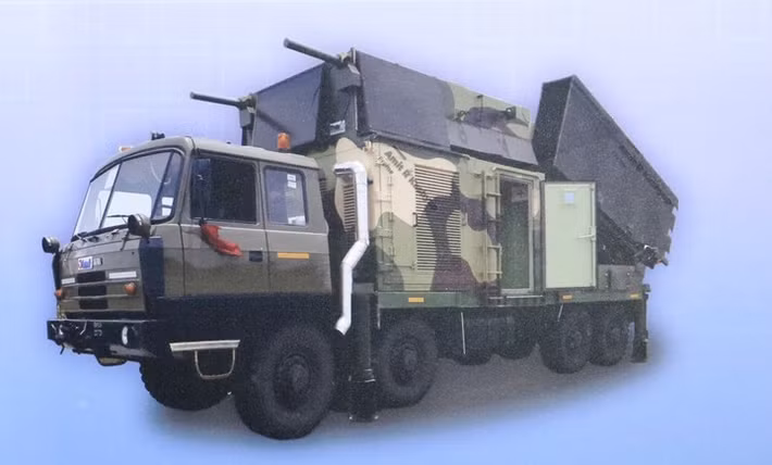 Hệ thống Akash-NG được hỗ trợ bởi hệ thống radar và chỉ huy-kiểm soát hoàn toàn do trong nước sản xuất. Các quan chức cho biết các thành phần này được phát triển trong nước, giảm sự phụ thuộc vào các nhà cung cấp nước ngoài và cho phép tích hợp chặt chẽ hơn giữa các cảm biến, bệ phóng và các yếu tố điều khiển hỏa lực.