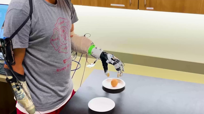 Dữ liệu từ các cảm biến này sau đó được xử lý bởi một mạng nơ-ron nhân tạo (AI). Hệ thống AI này đã được huấn luyện dựa trên hàng loạt dữ liệu về chuyển động cầm nắm tự nhiên của con người. Nhờ đó, bàn tay robot có thể tự động điều chỉnh vị trí từng ngón tay một cách độc lập nhưng vẫn phối hợp nhịp nhàng để tạo ra tư thế cầm nắm chắc chắn nhất cho từng vật thể cụ thể.