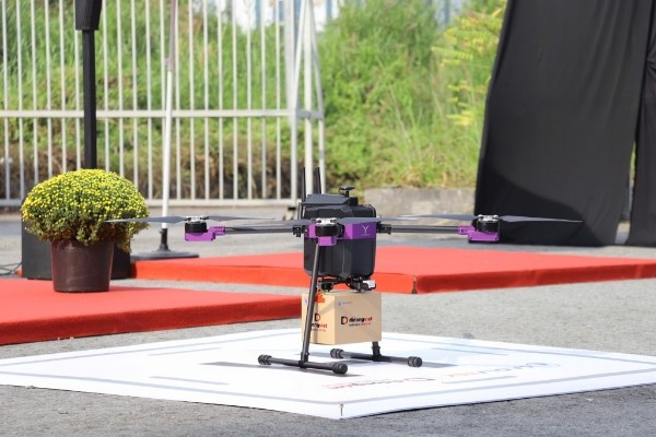 Trong bối cảnh logistics lâu nay vẫn là điểm nghẽn của nền kinh tế sản xuất Việt Nam, drone được kỳ vọng có thể phát huy vai trò trong khâu giao hàng chặng cuối (last-mile delivery) - công đoạn vốn kém hiệu quả nhất, khi hàng hóa phải được phân phối từ kho lớn tới từng cá nhân.