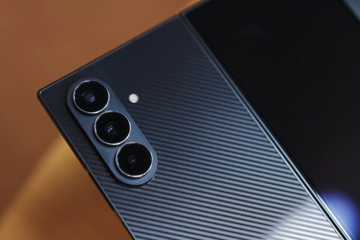 Samsung Galaxy Z TriFold được trang bị hệ thống 3 ống kính với cảm biến chính 200MP, cảm biến telephoto 3x 10MP và ống kính góc rộng 12MP. Máy cũng được trang bị 2 camera selfie cho cả màn hình trong/ngoài với độ phân giải cùng đạt 10MP.