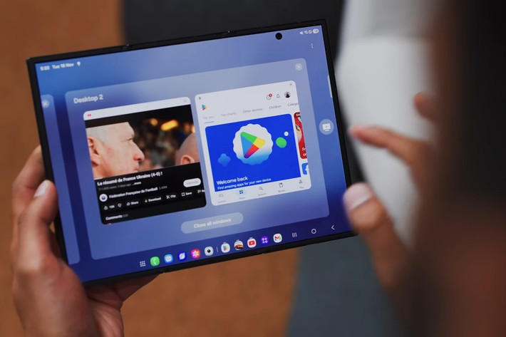 Ngoài ra, nhờ vào tỉ lệ 16:11 mới, Galaxy Z TriFold mang lại trải nghiệm sử dụng tựa như một mẫu máy tính bảng thực sự khi giao diện, thao tác sử dụng sẽ có khác biệt khi cầm ngang hoặc dọc. Điều đó hoàn toàn khác với mẫu điện thoại gập 2 truyền thống vốn có tỉ lệ màn hình gần như là hình vuông.