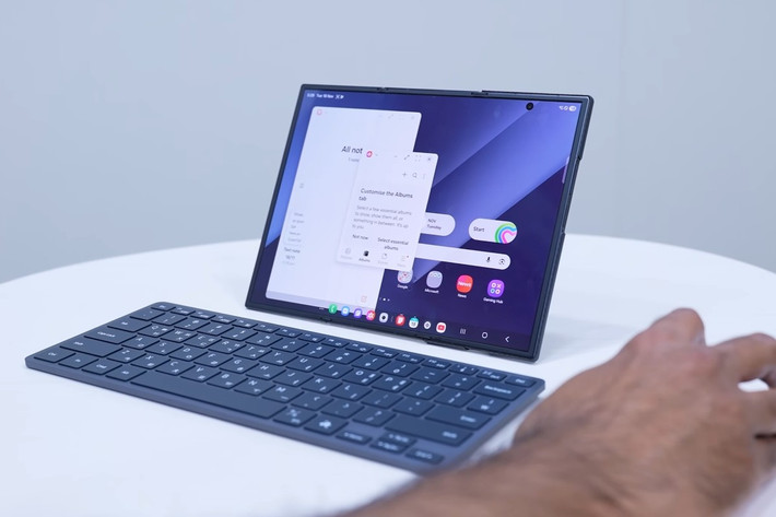 Bên cạnh đó, khi kích hoạt Samsung DeX, Galaxy Z TriFold sẽ đưa giao diện thành dạng máy tính bảng thay vì phải yêu cầu kết nối với màn hình rời. Thậm chí nếu kết nối với màn hình rời, chiếc điện thoại gập 3 này có thể trở thành màn hình phụ luôn - tính năng tương tự như các mẫu Galaxy Tab S.