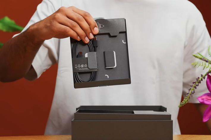 Ở trong hộp, bên cạnh “nhân vật chính” là chiếc Galaxy Z TriFold, người dùng sẽ nhận được bộ phụ kiện bao gồm ốp lưng, dây sạc, que chọc SIM và củ sạc 45W - thứ đã bị Samsung loại bỏ từ lâu trên các dòng điện thoại của hãng.