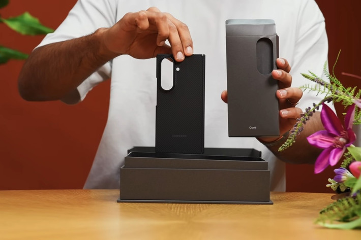 Với ốp lưng một mảnh, món phụ kiện này được hoàn thiện từ chất liệu nhựa cứng khá mỏng, bề mặt nhám với hoạ tiết vân carbon tựa như mặt lưng của máy. Ở cạnh ốp là sự xuất hiện của miếng bảo vệ bản lề có khả năng đóng mở linh hoạt khi gập máy.