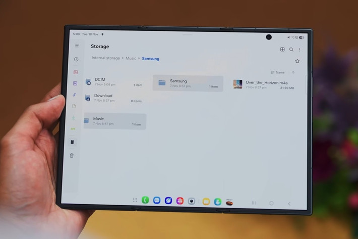 Samsung Galaxy Z TriFold được trang bị chipset Qualcomm Snapdragon 8 Elite for Galaxy, 16GB RAM và 512GB ROM cho phiên bản bộ nhớ tiêu chuẩn. Khi Cận cảnh Samsung Galaxy Z TriFold, phần mềm chắc chắn là yếu tố không thể bỏ qua.