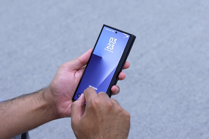 Với màn hình ngoài, Samsung Galaxy Z TriFold sở hữu tấm nền Dynamic AMOLED 2X, kích thước 6.5 inch, độ phân giải 2560 x 1080 pixels (tỉ lệ 21:9), độ sáng tối đa 2,600 nits và công nghệ LTPO cho phép tần số quét dao động từ 1-120Hz.