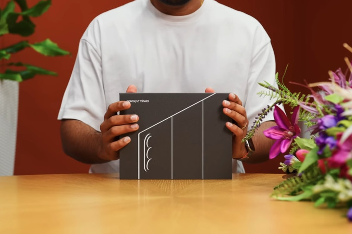 Hộp đựng của Samsung Galaxy Z TriFold sẽ lập tức gây ấn tượng bởi độ dày của nó.