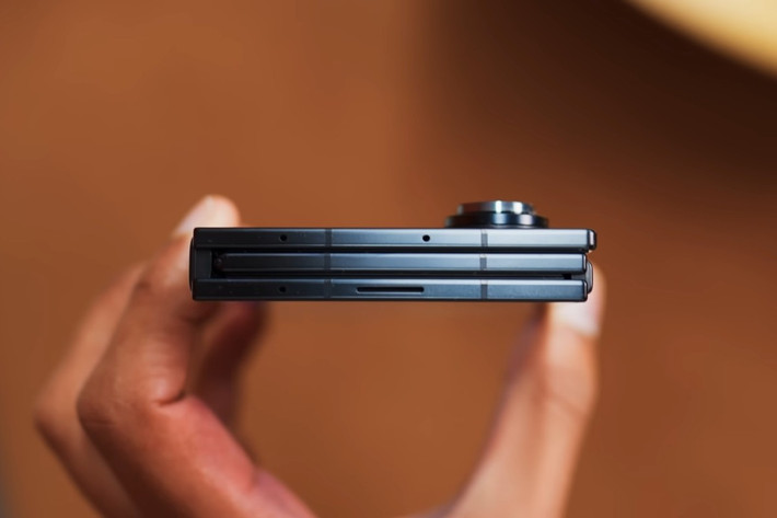 Tuy nhiên ngay sau khi lật ngang máy và nhìn vào phần viền, sự khác biệt lập tức xuất hiện bởi độ dày khi gập máy của Galaxy Z TriFold sẽ lớn hơn so với chiếc Z Fold7 thông thường. Cụ thể, kích thước khi gập lại của Galaxy Z TriFold là khoảng 12 mm so với con số chỉ 8.7 mm của Galaxy Z Fold7.