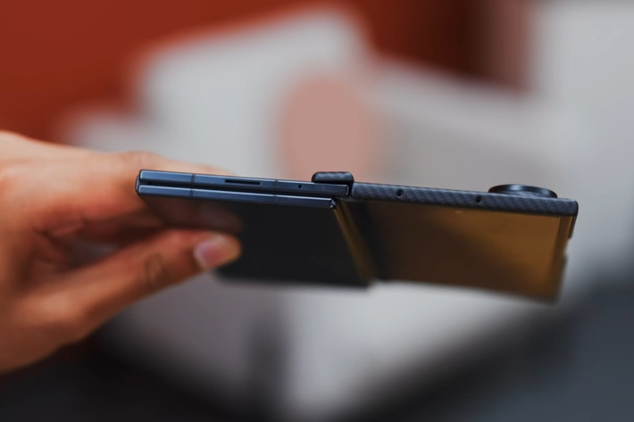 Samsung Galaxy Z TriFold sở hữu cơ chế gập/mở khác so với Huawei Mate XT Ultimate.