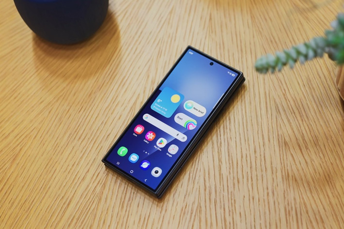 Màn hình ngoài được bảo vệ bởi kính cường lực Gorilla Glass Ceramic 2; trong khi màn hình trong vẫn sở hữu chất liệu dẻo tương tự như Galaxy Z Fold7 để đảm bảo được độ linh hoạt khi gập mở. Tiêu chuẩn kháng nước IP48 (tựa Galaxy Z Fold7) vẫn có mặt trên mẫu điện thoại gập 3 này.