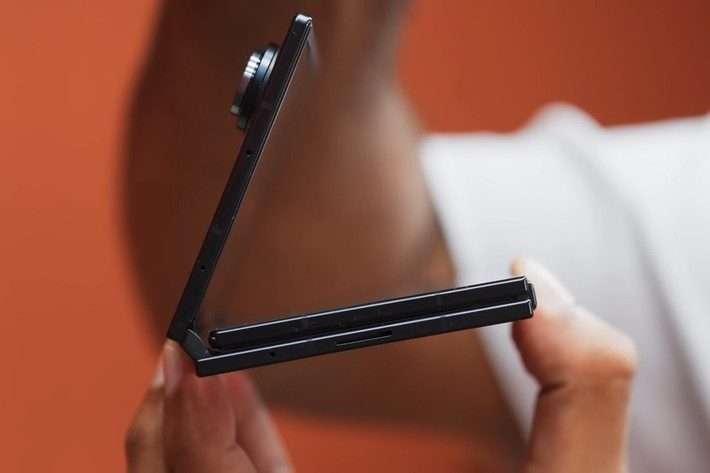 So với Huawei Mate XT Ultimate vốn sử dụng 1 tấm nền duy nhất cho cả 2 thao tác sử dụng khi gập và mở, cách hoàn thiện của Samsung sẽ bảo vệ tốt hơn cho màn hình trong; đồng thời cũng sẽ khiến máy nặng hơn đôi chút với trọng lượng ngoài 300 gram (Huawei Mate XT Ultimate nặng 298 gram).