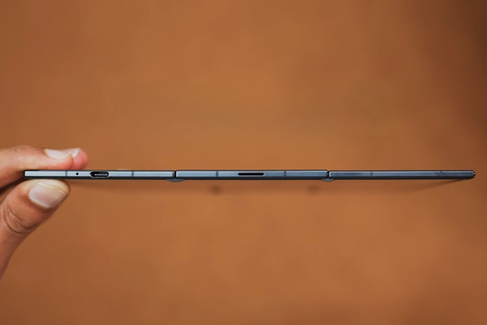 Khi mở ra hoàn toàn, Galaxy Z TriFold sở hữu độ mỏng chỉ khoảng 3.9mm, biến mẫu điện thoại gập 3 này trở thành dòng máy mỏng nhất mà Samsung từng tạo ra.