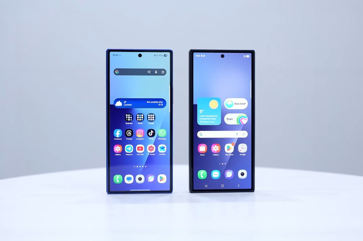 Khi nhìn vào mặt trước của Galaxy Z TriFold lần đầu mà chưa mở máy ra, có lẽ nhiều người sẽ lầm tưởng rằng đây là chiếc Galaxy Z Fold7 bởi thiết kế và kích thước gần như tương đồng.