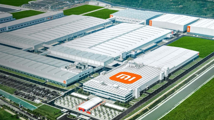 Tiếp nối thành công của nhà máy sản xuất điện thoại và nhà máy ô tô, nhà máy gia dụng thông minh Xiaomi đặt tại Vũ Hán đã chính thức đi vào hoạt động từ tháng 10 năm nay. Điểm nhấn ấn tượng nhất chính là các xưởng đúc nhựa và gia công kim loại tấm đã đạt mức độ tự động hóa 100%.