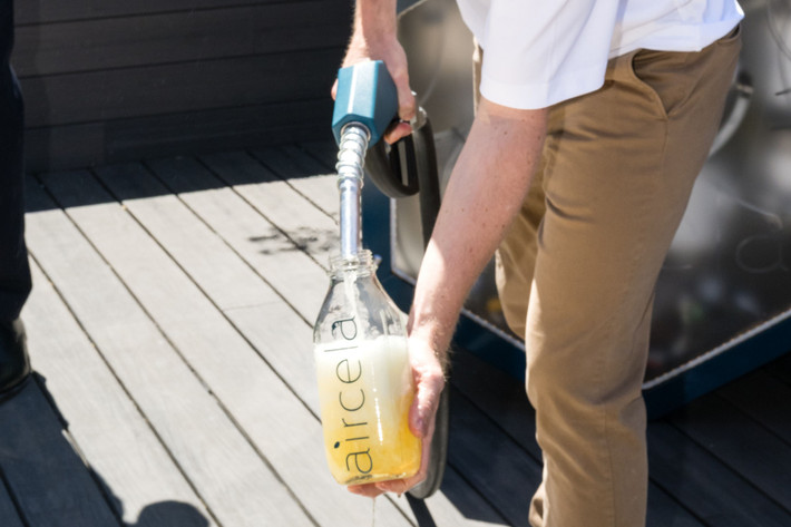 Aircela có trụ sở tại New York. Họ tin rằng đã tìm ra bước đột phá. Thành lập năm 2019 bởi Mia và Eric Dahlgren, công ty tiến tới thử nghiệm thực tế chỉ trong vài năm. Sự hỗ trợ từ các nhà đầu tư ban đầu đã giúp họ nhanh chóng chuyển từ phát triển sang thử nghiệm.