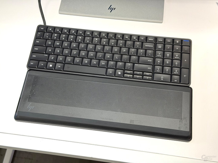 HP cũng nhấn mạnh yếu tố AI khi trang bị bộ xử lý có khả năng đạt tới hàng chục TOPS, đáp ứng xu hướng Copilot+ PC mà hãng đang theo đuổi. Dù vậy, EliteBoard G1a không được định vị để cạnh tranh với desktop hiệu năng cao, mà tập trung vào sự gọn nhẹ và đủ dùng.