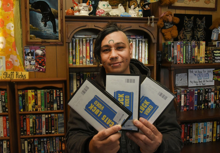 Migzy, một thành viên tích cực của subreddit r/VHS, đã chia sẻ với NJ.com về cách anh bắt đầu sưu tập băng VHS: “Tôi muốn cho các con xem phim 'Cocoon', nhưng không tìm thấy chỗ nào để xem trực tuyến… Một tháng sau, tôi đến một cửa hàng đồ cũ và tìm thấy một bản sao phim trên băng VHS, và họ cũng có bán cả máy VCR nữa!”