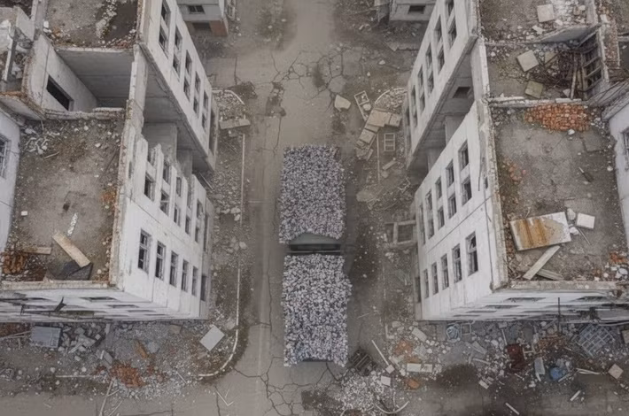 Những hình ảnh này thể hiện mức độ chân thực cao. Các tấm lưới này thích hợp để ngụy trang trong môi trường chiến đấu đô thị, nơi thường xuyên có các chất thải xây dựng như đống gạch, mảnh vụn bê tông và các vật liệu xây dựng khác