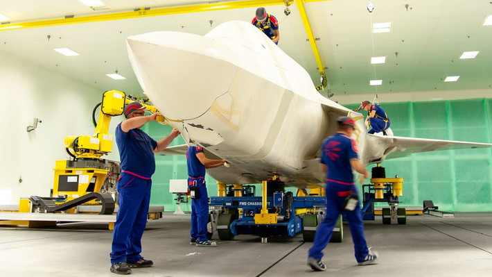 "Ngoài ra còn có những cải tiến về tác chiến điện tử, cải tiến mạng lưới và khả năng tự động hóa", Taiclet nói thêm. Trong số này, khả năng tự động hóa được đánh giá là "thực sự quan trọng" và sẽ là yếu tố có thể khiến phi công F-35 trở thành lựa chọn tùy chọn. Vì phần lớn công việc về khả năng tự động hóa đã được thực hiện, Taiclet tin rằng một phiên bản F-35 có thể tùy chọn có hoặc không có phi công.