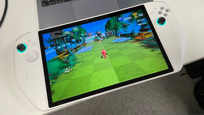 Abxylute 3D One được trang bị Intel Core Ultra 7 258V và GPU tích hợp Arc 140V với công nghệ XeSS Frame Generation. Đây là cùng loại chip đang được sử dụng trên MSI Claw 8 AI+ có giá 1.199 USD (khoảng 31,5 triệu đồng). Máy có 32GB RAM LPDDR5X, SSD 1TB (hỗ trợ mở rộng qua thẻ microSD), hai cổng Thunderbolt 4, một cổng USB 3.2, jack 3.5mm và một công tắc vật lý để bật tắt chế độ 3D.