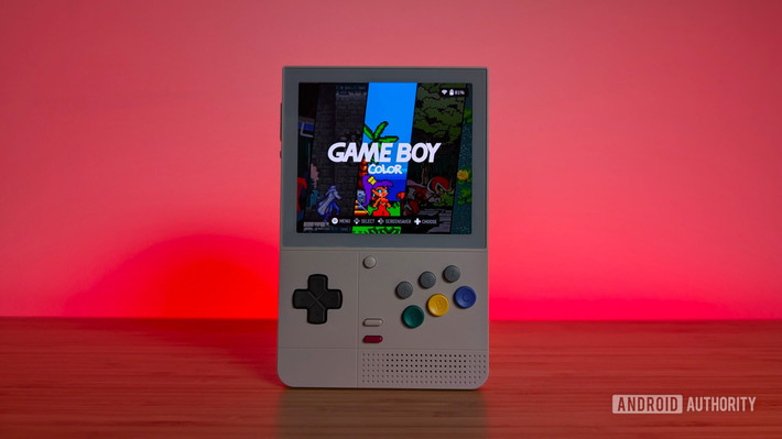 Retroid Pocket Classic mang đến sự trở lại của trò chơi điện tử cổ điển với màn hình AMOLED tốt hơn so với Game Boy cổ điển. Bạn có thể chọn kiểu máy sáu nút cho các trò chơi Sega cổ điển hoặc kiểu máy bốn nút truyền thống. Máy chạy hệ điều hành Android 14, Pin 5000mAh hỗ trợ sạc 27W, sở hữu màn hình vuông 3.,9 Inch. Món quà cực chất này được bán với giá 99 đô.