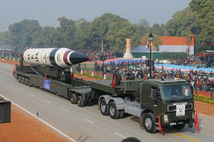 Theo Bản tin DRDO, bệ phóng, được gọi là Transport-cum-Tilting vehicle-5, là một xe kéo 7 trục, dài 30 mét, nặng 140 tấn, được kéo bởi một xe tải Volvo 3 trục. Thiết kế hộp sẽ giảm đáng kể thời gian phản ứng... chỉ còn vài phút từ lúc 'dừng lại đến lúc phóng'.