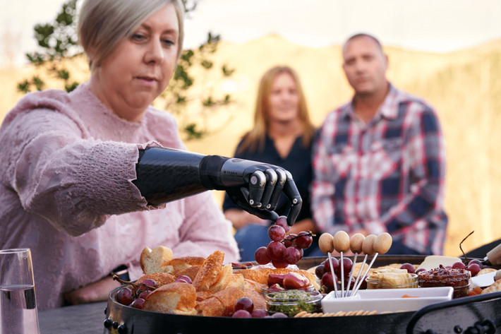 Hiệu quả của công nghệ này đã được chứng minh qua thử nghiệm thực tế với bốn người tham gia bị cắt cụt chi từ đoạn cổ tay đến khuỷu tay. Kết quả cho thấy họ không chỉ đạt điểm cao hơn trong các bài đánh giá tiêu chuẩn mà còn thực hiện trôi chảy các tác vụ đòi hỏi vận động tinh.