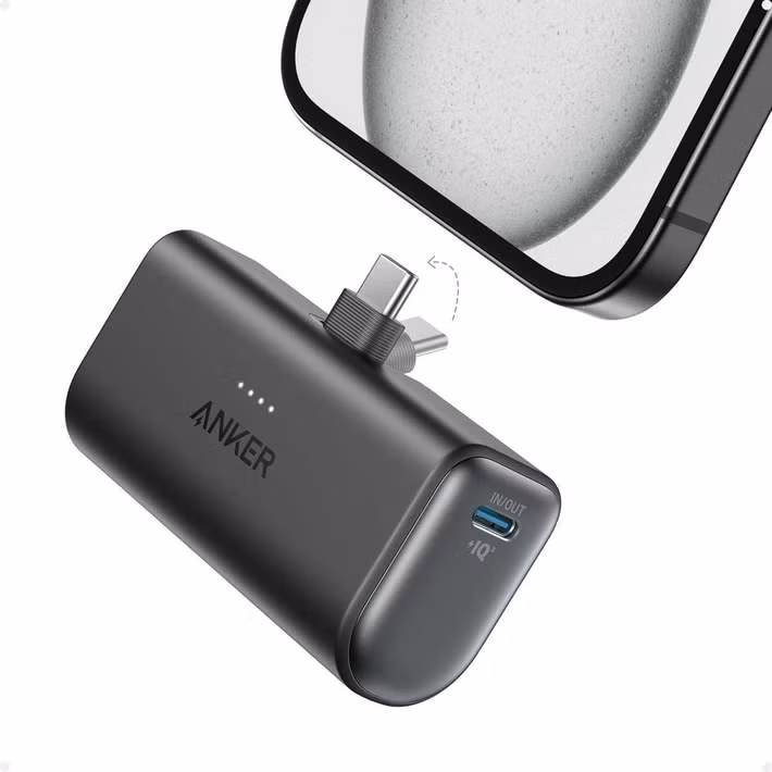 Đầu tiên đương nhiên là thứ cực kỳ quen thuộc, ai sử dụng smartphone cũng biết đến, pin sạc dự phòng. Bạn cần có trong túi/túi quần/ba lô vì bạn không bao giờ biết khi nào điện thoại sẽ hết pin và cần sạc lại. Pin dự phòng có đủ dung lượng, kích thước từ nhỏ gọn để mang theo bất cứ đâu đến loại khủng bố đủ xài cả tuần.
