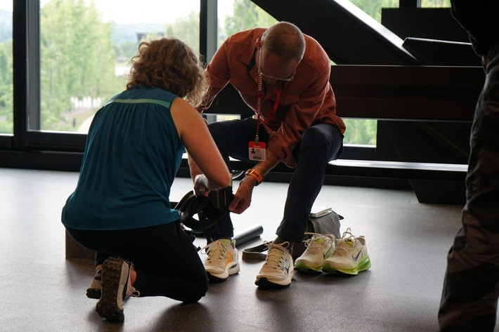 Thay vào đó, Project Amplify nhắm đến thị trường mục tiêu là những người chạy bộ phổ thông hoặc nghiệp dư, với tốc độ trung bình từ 10 đến 12 phút một dặm (khoảng 1,6 km).