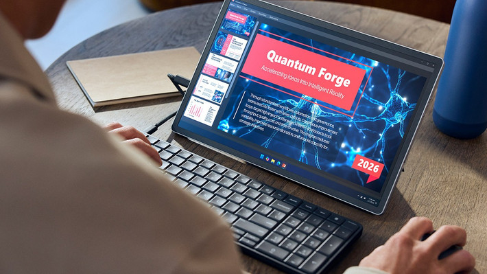 Một điểm đáng chú ý khác là tính mô-đun và khả năng bảo trì. Người dùng hoặc bộ phận IT có thể tháo mặt đáy để thay RAM, SSD, pin, quạt hay thậm chí cả cụm bàn phím, điều vốn rất hiếm gặp trên các máy all-in-one hoặc laptop hiện nay.