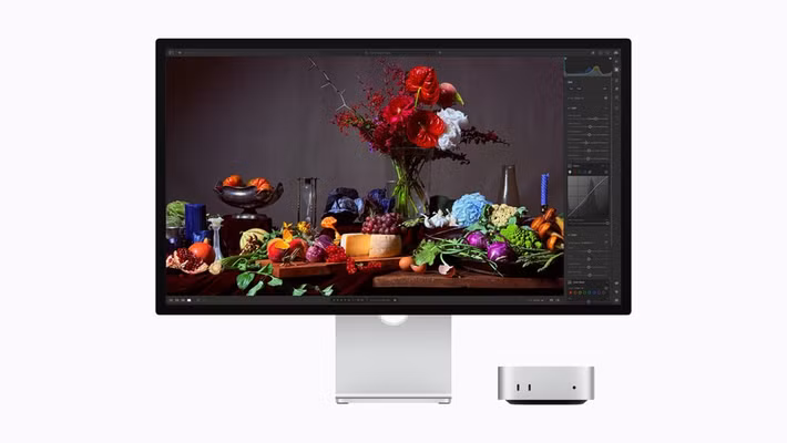 Trong khi đó, Studio Display XDR nâng cấp toàn diện về công nghệ hiển thị. Màn hình Retina XDR 5K 27 inch có độ phân giải 5120 x 2880 pixel, sử dụng đèn nền mini-LED với 2.304 vùng làm mờ cục bộ. Thiết bị đạt độ sáng SDR tối đa 1000 nit, HDR đỉnh 2000 nit và tỷ lệ tương phản 1.000.000:1, giúp tái tạo hình ảnh có độ tương phản cao và hạn chế hiện tượng halo.