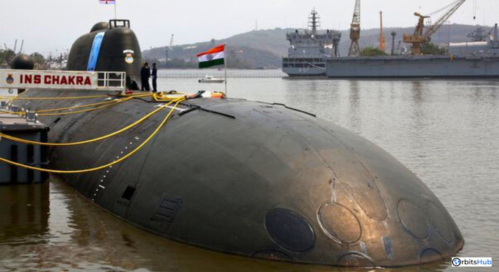 Ấn Độ quyết định thuê tàu ngầm hạt nhân K-391 Bratsk của Nga, để đưa vào sử dụng với tên gọi INS Chakra III, phản ánh động thái chiến lược nhằm tăng cường sức mạnh hải quân nhanh chóng bất chấp những thách thức đáng kể và rủi ro địa chính trị tiềm tàng.