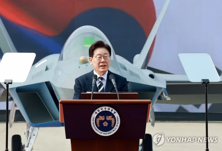 Phát biểu tại lễ ra mắt tại trung tâm của KAI ở Sacheon, Tổng thống Lee Jae Myung cho biết cột mốc này phản ánh sự chuyển dịch hướng tới sự tự lực của quốc gia. "Thông qua việc sản xuất hàng loạt máy bay KF-21, Cộng hòa Hàn Quốc cuối cùng đã sở hữu những vũ khí bảo vệ hòa bình bằng công nghệ và ý chí của chính mình."