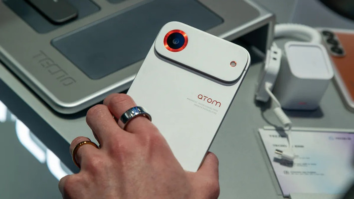 Dù khả năng thương mại hóa thấp, việc Tecno thử nghiệm lại ý tưởng này vẫn mang tính gợi nhớ một giai đoạn sáng tạo của Android. Nhiều người có thể mong rằng những concept khác của hãng, như mẫu Phantom Ultimate G, sẽ có cơ hội tiến xa hơn thay vì chỉ dừng ở sàn triển lãm.