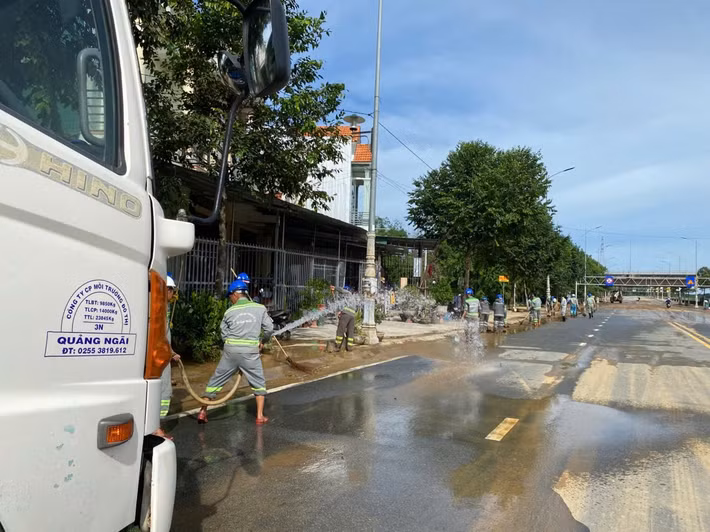 Sau khi thu gom rác thải thô, lực lượng chức năng đã sử dụng xe chuyên dụng để rửa đường, trả lại sự sáng-xanh-sạch-đẹp cho các tuyến phố, hạn chế bụi bẩn và nguy cơ phát sinh dịch bệnh sau mưa bão.
