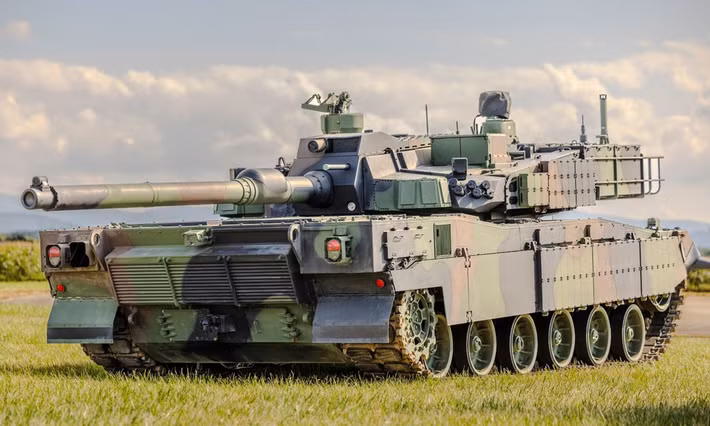 K2 Black Panther được nhiều chuyên gia đánh giá là một trong những xe tăng toàn diện nhất thế giới. Xe sử dụng pháo nòng trơn 120 mm với hệ thống nạp đạn tự động, động cơ 1.500 mã lực và hệ thống treo thủy khí nén độc đáo cho phép thay đổi độ cao thân xe theo địa hình. Khả năng cơ động xuất sắc cùng trình độ tự động hóa cao giúp K2 trở thành đối thủ đáng gờm của mọi xe tăng hiện đại.
