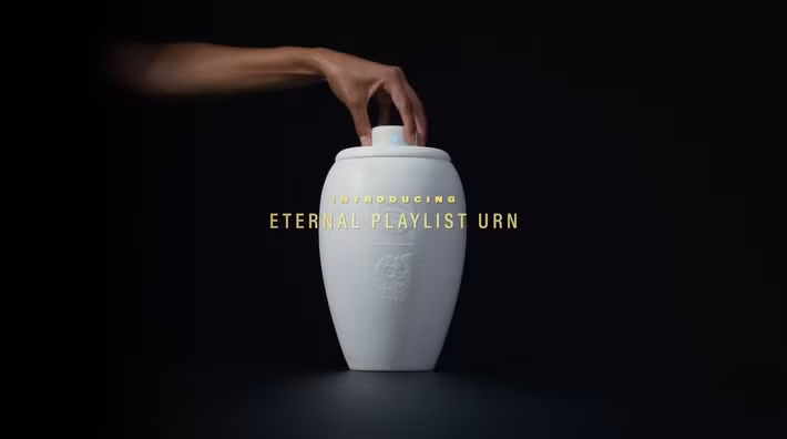 Spotify và Liquid Death đã hợp tác để ra mắt một trong những sản phẩm kết hợp độc đáo nhất năm nay: Eternal Playlist Urn, một loa Bluetooth không dây có hình dáng giống bình tro cốt. Đúng vậy, bạn không nhầm đâu.