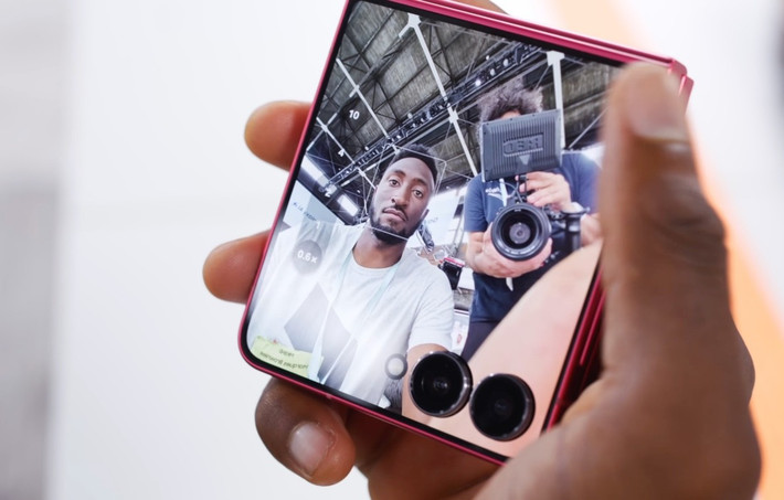  Điện thoại nhỏ tốt nhất là Samsung Galaxy Z Flip 7. Điện thoại nhỏ ngày càng khan hiếm và dù không còn mẫu nào dưới 6 inch, MKBHD vẫn giữ hạng mục để ghi nhận thiết bị thu gọn tối đa mà vẫn hữu dụng. OnePlus 13S có thiết kế nhỏ gọn, phần mềm mượt nhưng chưa đủ thuyết phục. Galaxy Z Flip 7 mở ra thành máy 6.9 inch nhưng khi gập lại tạo thành một thiết bị nhỏ và dễ mang theo. Màn hình ngoài 4.1 inch được sử dụng nhiều hơn, cho phép xem thông báo, trả lời nhanh và xử lý việc quan trọng mà không bị cuốn vào việc lướt điện thoại vô thức.