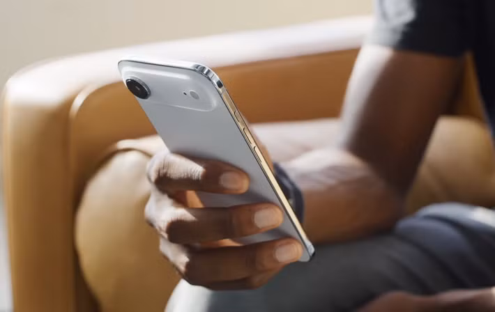  Thiết kế đẹp nhất thuộc về iPhone Air (~30.7 triệu đồng). Dù gây tranh cãi vì chỉ có một camera sau, pin giảm và hiệu năng bị cắt giảm, iPhone Air đạt được độ mỏng nhẹ nổi bật. Phần lớn linh kiện được dồn lên phía trên giúp thiết bị cho cảm giác giống món đồ trang sức hơn là điện thoại. MKBHD cho rằng cảm giác cầm và mức độ tinh giản của máy đủ để tạo dấu ấn, dù không phù hợp với mọi nhu cầu. Xiaomi 17 Pro Max được khen nhờ màn hình phụ hữu dụng. Galaxy S25 Edge thể hiện cách tiếp cận vuông vắn và mỏng đặc trưng. Fairphone 6 được khen nhờ khả năng sửa chữa và tính bền vững.