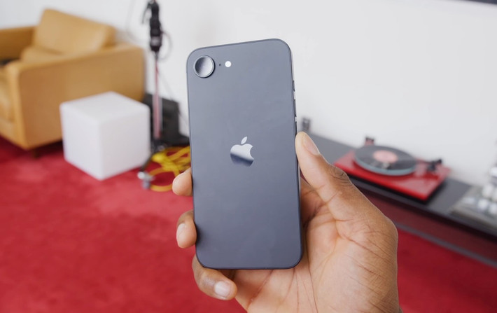  Thất vọng nhất - iPhone 16E (~16.3 triệu đồng). Apple muốn tạo mẫu iPhone giá thấp hơn nhưng lại cắt giảm quá nhiều. Máy dùng chip A18 giảm xung, màn hình 60 Hz có tai thỏ, chỉ một camera sau, không có Wi Fi 6E, không có Wi Fi 7, không có băng tần siêu rộng, không có ăng ten sóng milimet, không có camera control, không có MagSafe và chỉ có màu đen. Mức giá 599 USD - ở Việt Nam lên đến gần 17 triệu khi mới lên kệ - khiến mẫu máy này trở nên khó chấp nhận. Bản dung lượng cao mà MKBHD sử dụng có giá đắt hơn đến 300 USD, không hề xứng đáng.