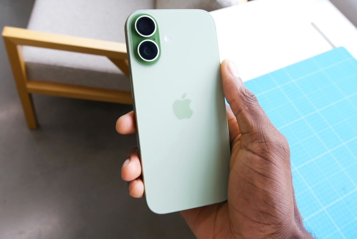 iPhone 17 nhận giải Tiến bộ nhất. Apple bổ sung màn hình 120 Hz, tăng dung lượng lưu trữ gốc, cải thiện camera selfie, nâng cấp chip và giữ nguyên giá. Mẫu máy vốn là iPhone tiêu chuẩn giờ trở thành thiết bị dễ khuyên mua nhất trong dải sản phẩm. OnePlus 15 là á quân với pin lớn hơn, thiết kế đẹp hơn và hiệu năng mạnh hơn so với OnePlus 13, dù camera kém hơn.